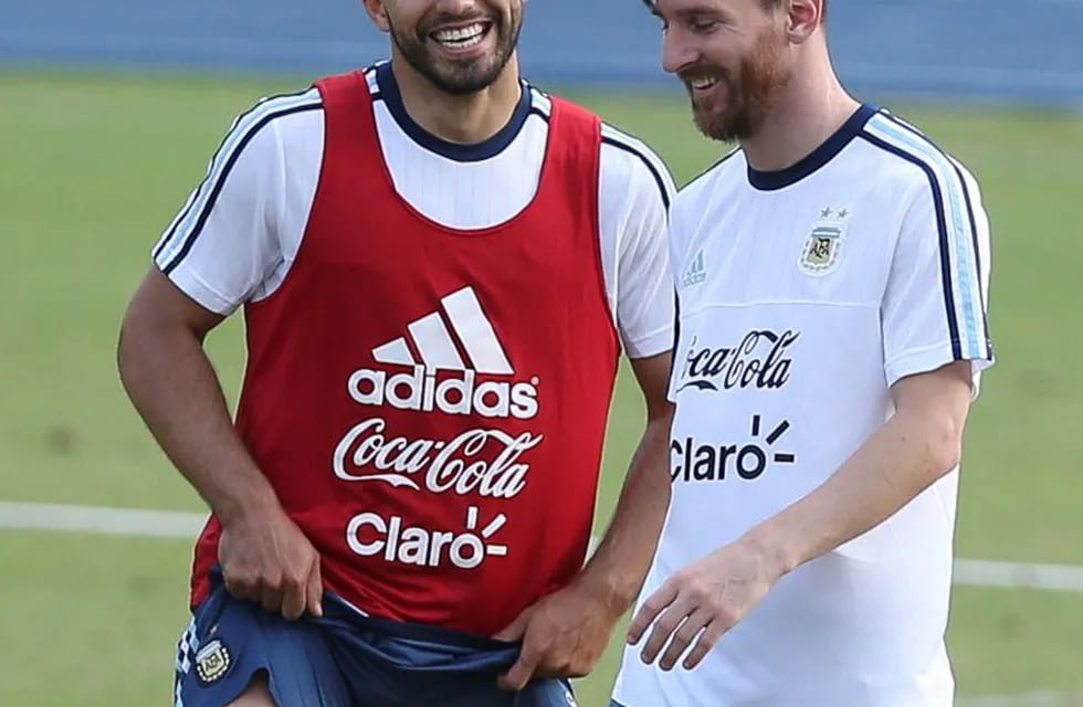 La desopilante anécdota de Messi a la hora de jugar al truco con Agüero. Foto: EFE.