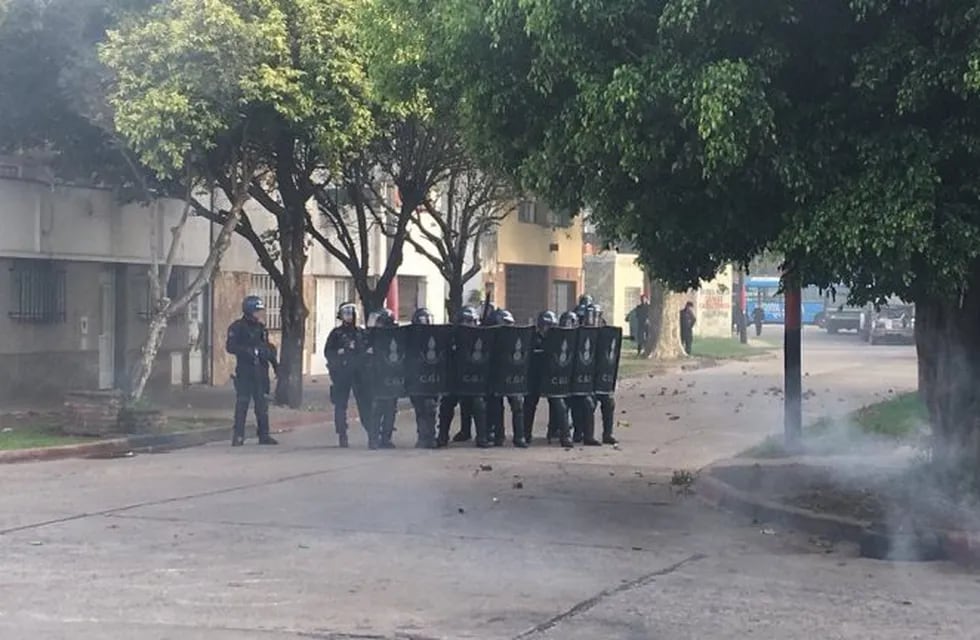 Agentes del Cuerpo Guardia de Infantería intervinieron en Esmeralda y La Paz. (@gbelluati)
