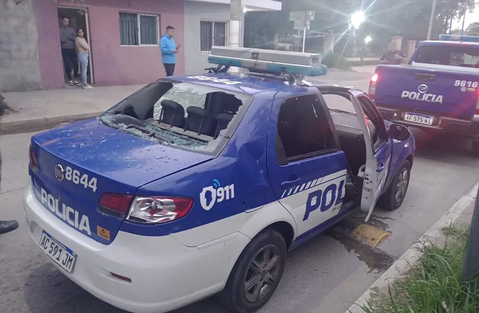 Patrullero atacado a pedradas en Villa Siburu, tras atropellar a un menor de cinco años (Policía)
