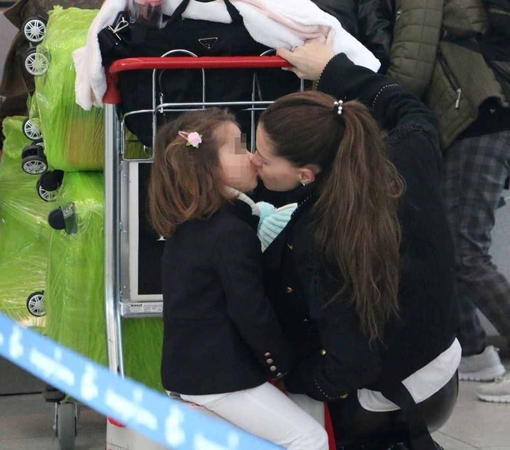 Vicuña besó en la boca a la hija de Cabré. (Foto: MÓVIL PRESS).