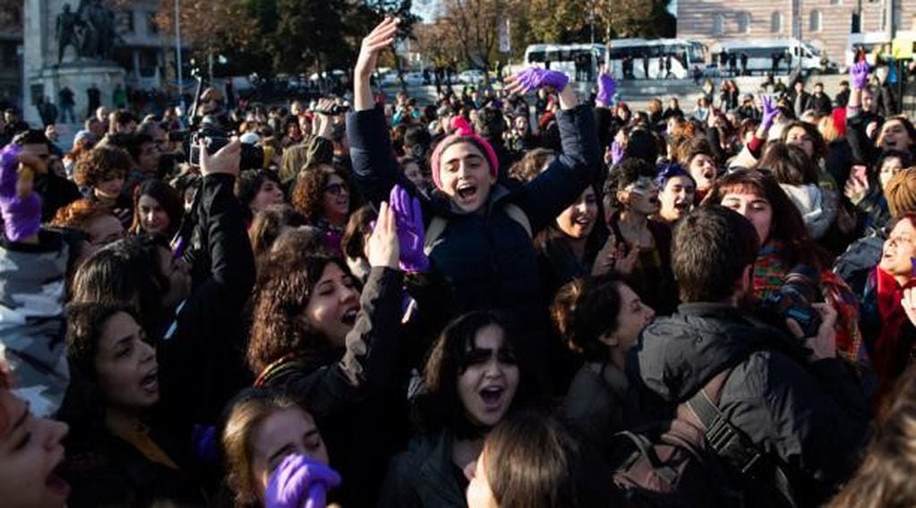 Mujeres manifestantes bailan la canción de "Un violador en tu camino" en Estambul. Foto: AFP