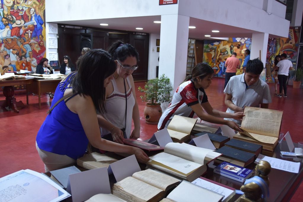 Mucho interés despertó en los visitantes la documentación expuesta en el hall principal de la Legislatura de Jujuy, en la Noche de los Museos.