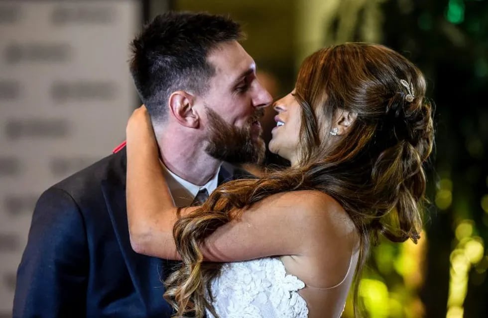 Antonela Roccuzzo y Lionel Messi se casaron el 30 de junio de 2017 en Rosario. AFP PHOTO / EITAN ABRAMOVICH