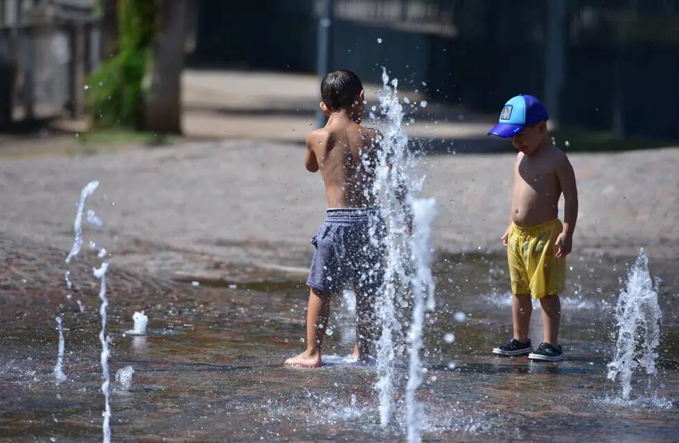 Parque Sarmiento. Los cordobeses salen al aire libre a refrescarse por el sofocante calor (José Hernández/La Voz).