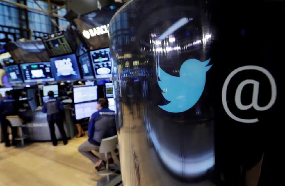 FILE - In this Tuesday, Oct. 13, 2015, file photo, the Twitter logo appears on a phone post on the floor of the New York Stock Exchange. Twitter Inc. on Wednesday, April 26, 2017, reported a loss of $61.6 million in its first quarter. (AP Photo/Richard Drew, File) eeuu nueva york  cotizacion de twitter en la bolsa de nueva york bolsa de nueva york