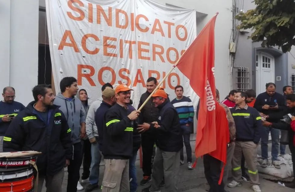 Protesta de trabajadores aceiteros frente a las oficinas de Cargill en Córdoba al 2400. (@Belitaonline)