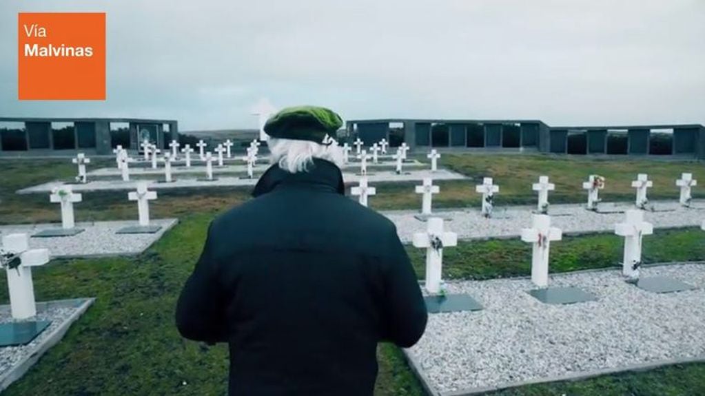 VGM Ramón López en el Cementerio de Darwin. Homenaje a los Soldados caídos en el cumplimiento del deber. Defendiendo la Patria en Malvinas durante la guerra de 1982.