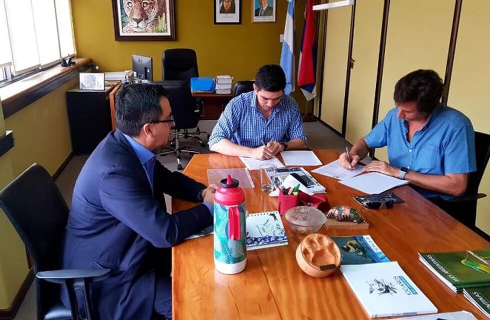 Juan Manuel Días y Hernán Casañas firmaron un acuerdo para la conservación de la avifauna misionera.