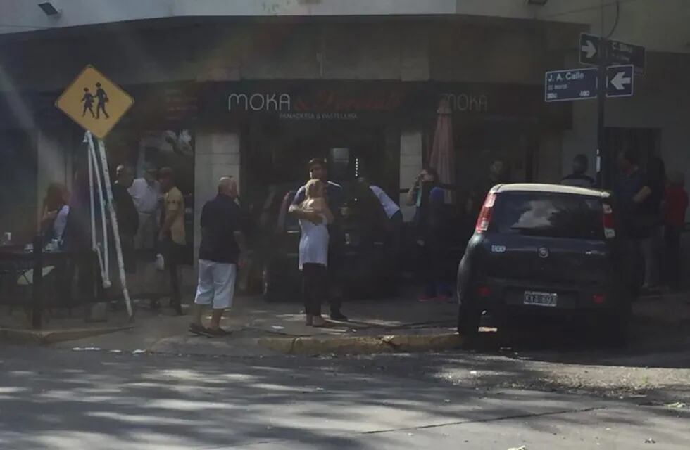 Un auto terminó incrustado en un panadería en la Sexta Sección luego de un choque contra otro rodado.