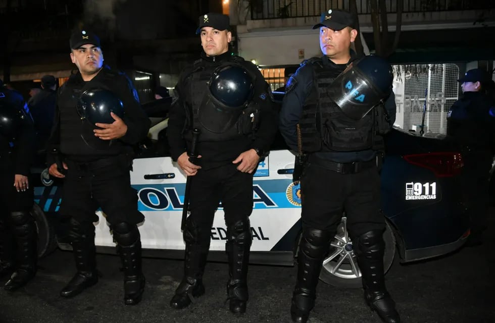 Operativo policial en las inmediaciones de la casa de Cristina Kirchner