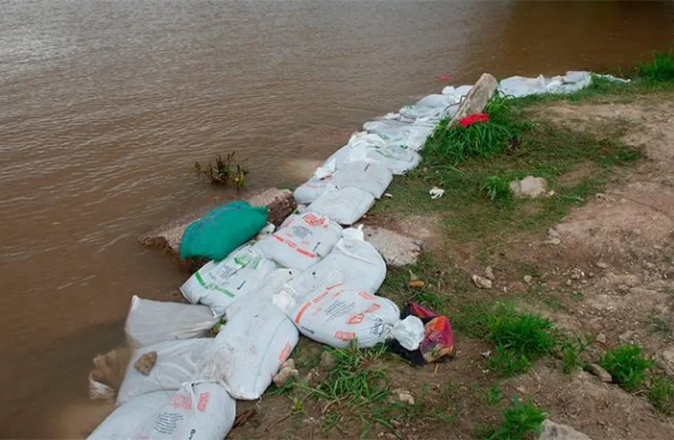 Asistencia por la crecida del río en Paraná.