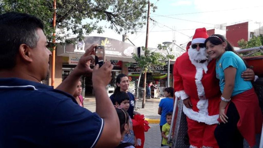 Bomberos Voluntarios recorrieron las calles de Carlos Paz junto a Papá Noel