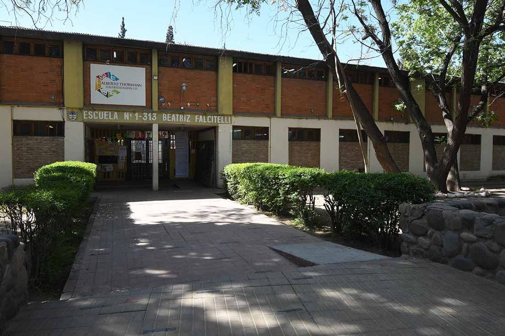 Escuela de nivel primario Beatriz Falcitelli, ubicada en Mitre y Ameghino de Ciudad donde detuvieron a un celador del establecimiento educativo por un presunto abuso sexual a una alumna.
