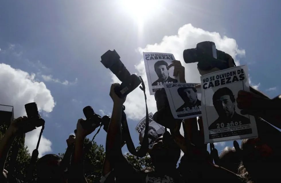 En Pinamar y en todo el país recordaron a Cabezas, a 21 años de su asesinato. (Foto: Eva Cabrera/telam/dpa)