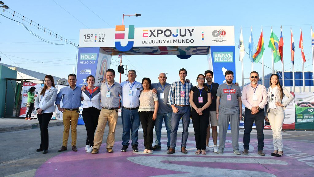 Jorge Gurrieri y Sebastián Mealla, presidente y vicepresidente respectivamente de la Cámara de Comercio Exterior de Jujuy, con el equipo responsable de la organización de la Expojuy 2022.