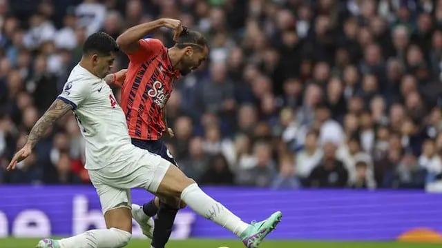 El Cuti Romero salió lesionado en la trabajosa victoria del Tottenham en Inglaterra.