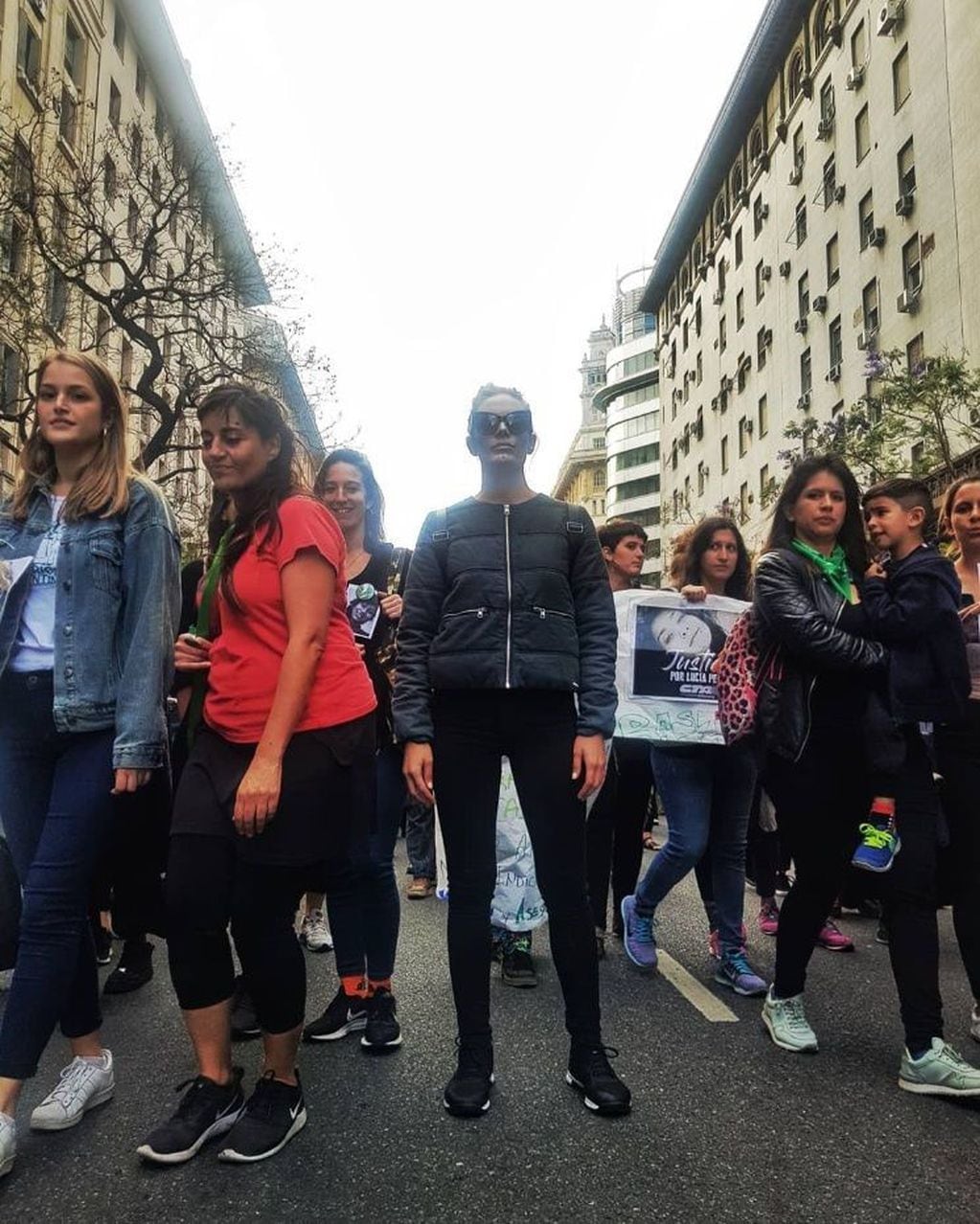 Emilia Attías en una marcha de Ni Una Menos (Web)