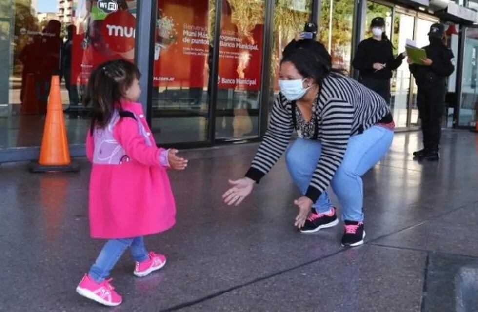 La mujer volvió a abrazar a la pequeña Dana tras un operativo coordinado en la Terminal de Ómnibus Mariano Moreno. (Alan Monzón)