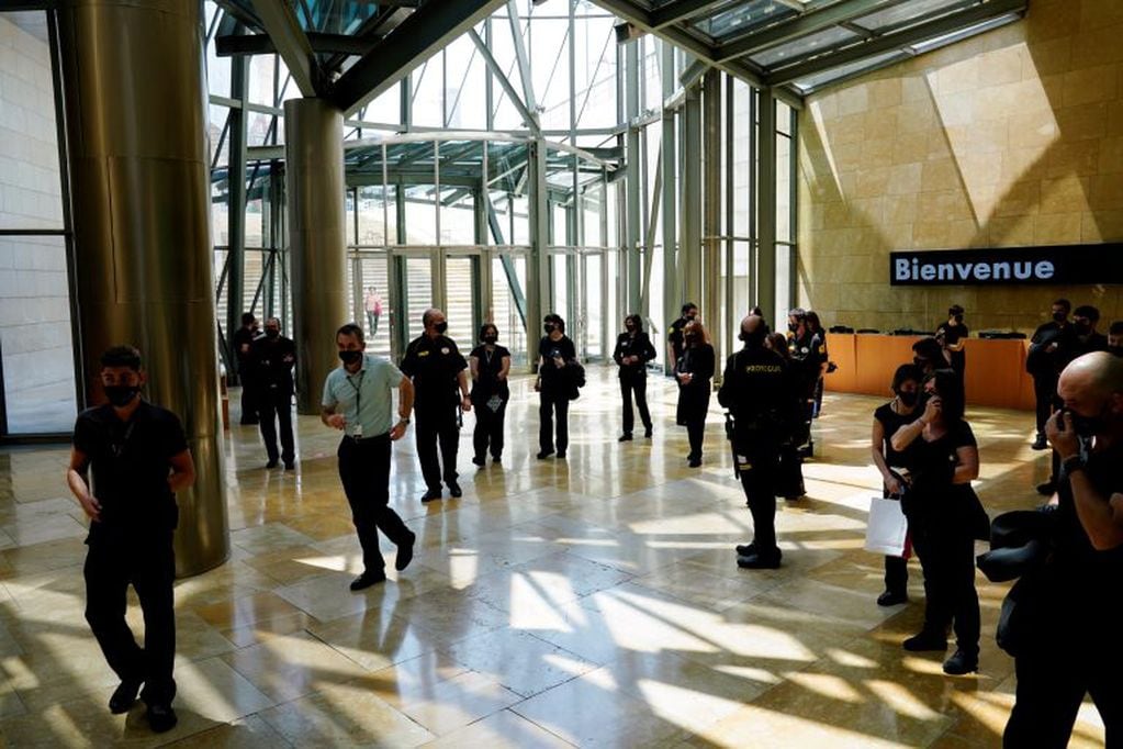 Miembros de la seguridad del Guggenheim Museum trabajando durante la pandemia (Foto: REUTERS/Vincent West)