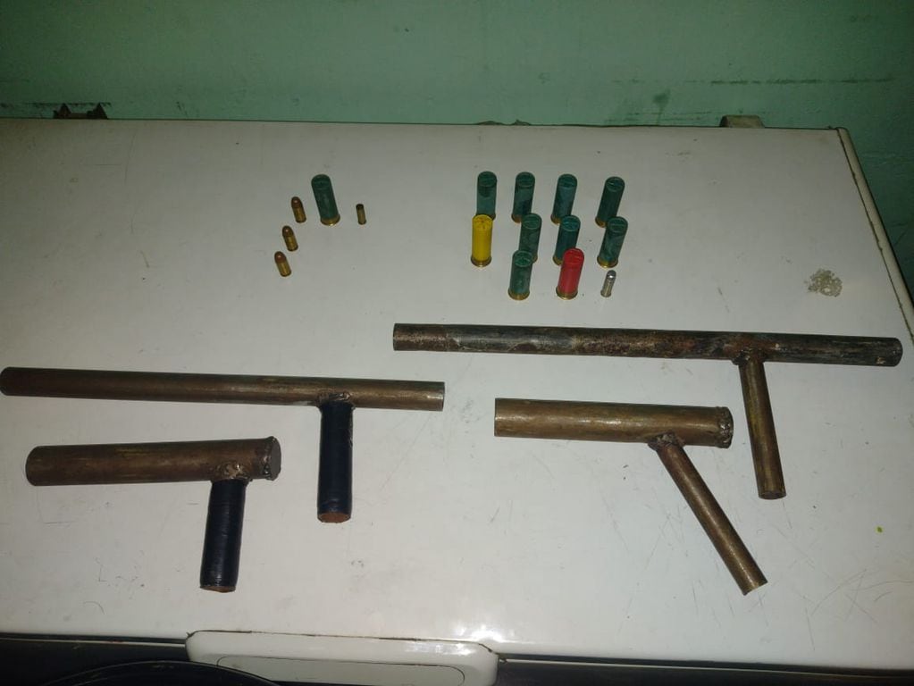 Armas de alumnos, secuestradas en Godoy Cruz