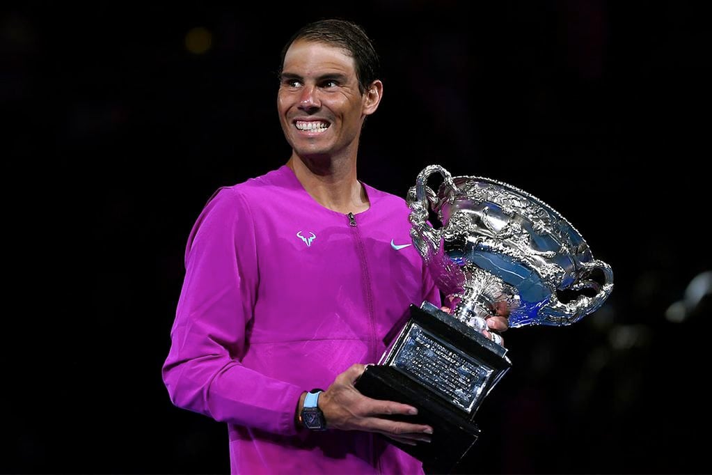 Rafael Nadal con el trofeo de campeón tras derrotar a Daniil Medvedev en la final del Abierto de Australia, el domingo 31 de enero de 2021, en Melbourne. (AP Foto/Andy Brownbill)
