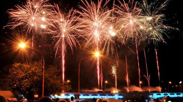 CARLOS PAZ. El show de fuegos artificiales (Fotos: Facebook Esteban Aviles).