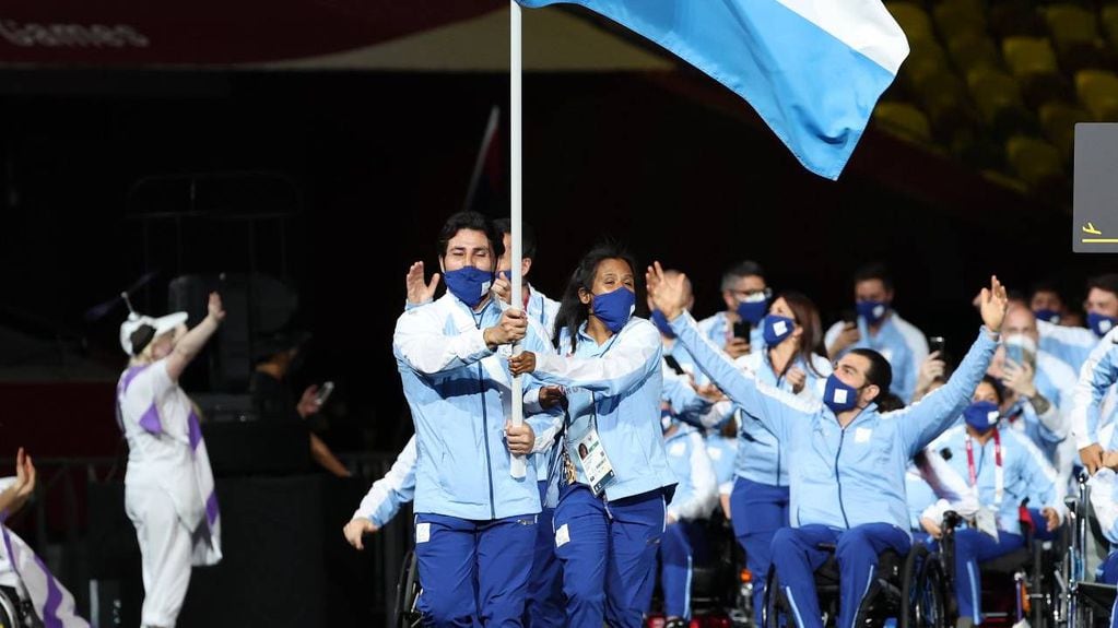 Fabián Ramírez y Yanina Martínez llevaron la bandera argentina en la apertura de los Juegos Paralímpicos de Tokio.