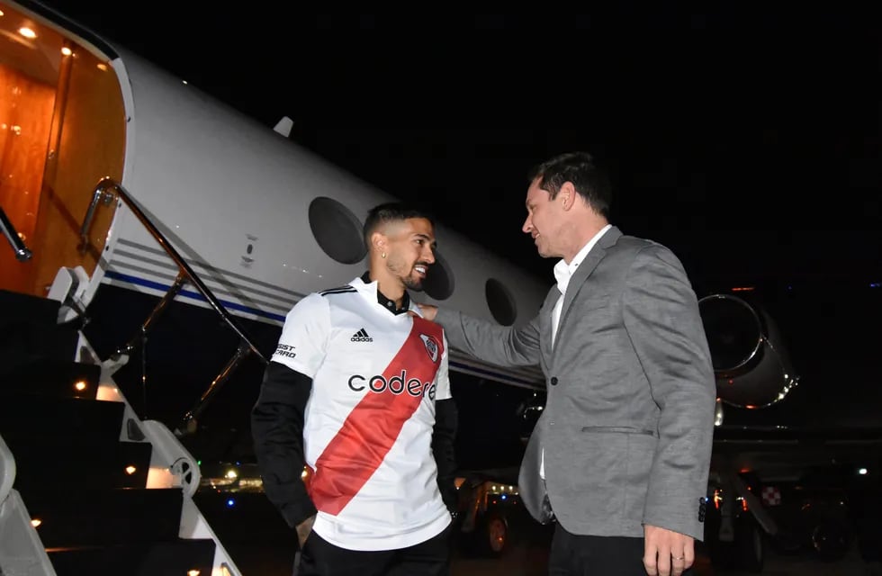 El presidente de River, Jorge Brito, recibió este lunes a Manuel Lanzini, tercer refuerzo del Millonario de cara a la Copa de la Liga Profesional y la Copa Libertadores. (Prensa River)