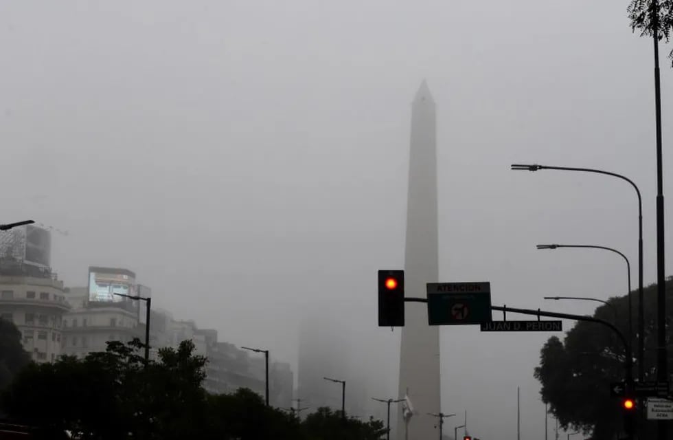 DYN09, BUENOS AIRES 05/06/2015, UNA DENSA NIEBLA CUBRE LA CIUDAD DE BUENOS AIRES.FOTO:DYN/JAVIER BRUSCO. buenos aires  niebla en la ciudad mal tiempo nublado poca visibilidad neblina durante todo el dia