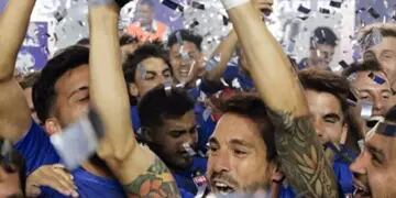 Pato Galmarini levantando la Copa de la Primera Nacional