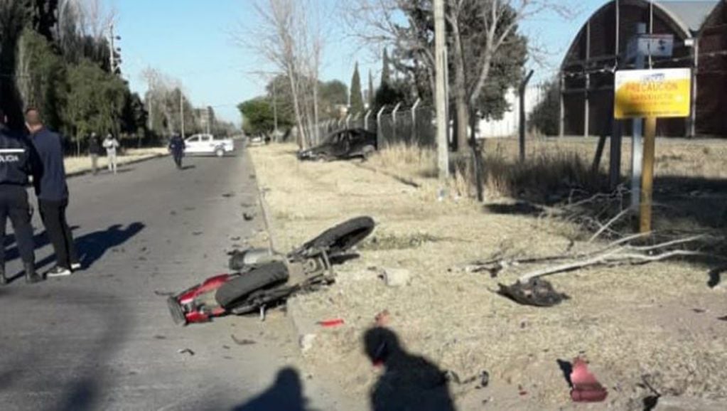 Choque fatal en el parque industrial de la ciudad de San Luis entre una motocicleta y un auto.