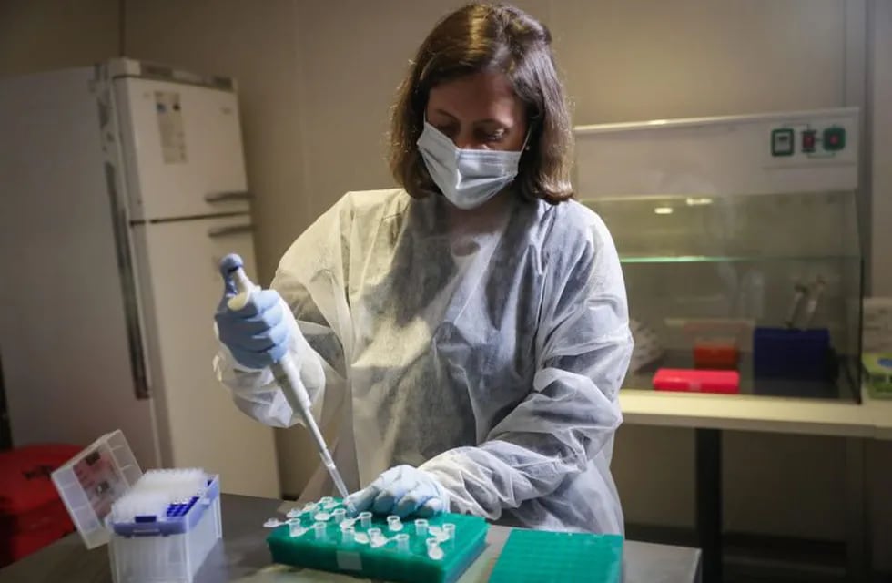 La UNR suma un laboratorio público para testear casos de coronavirus. (EFE)