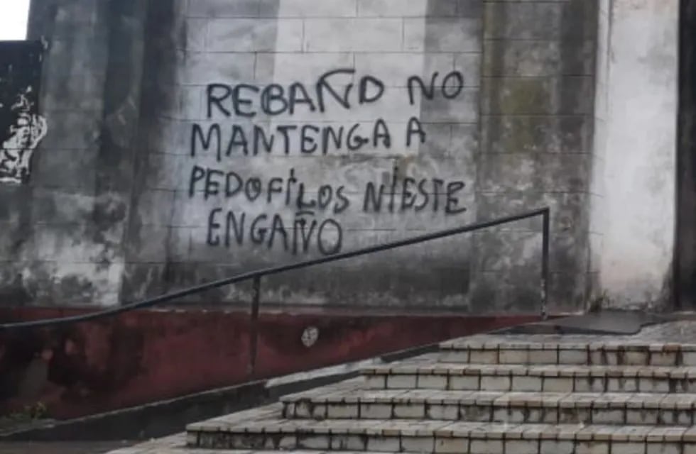 En la parroquia La Merced, de la zona sur de Rosario, hubo pintadas en el frente. (@somosnotrosario)