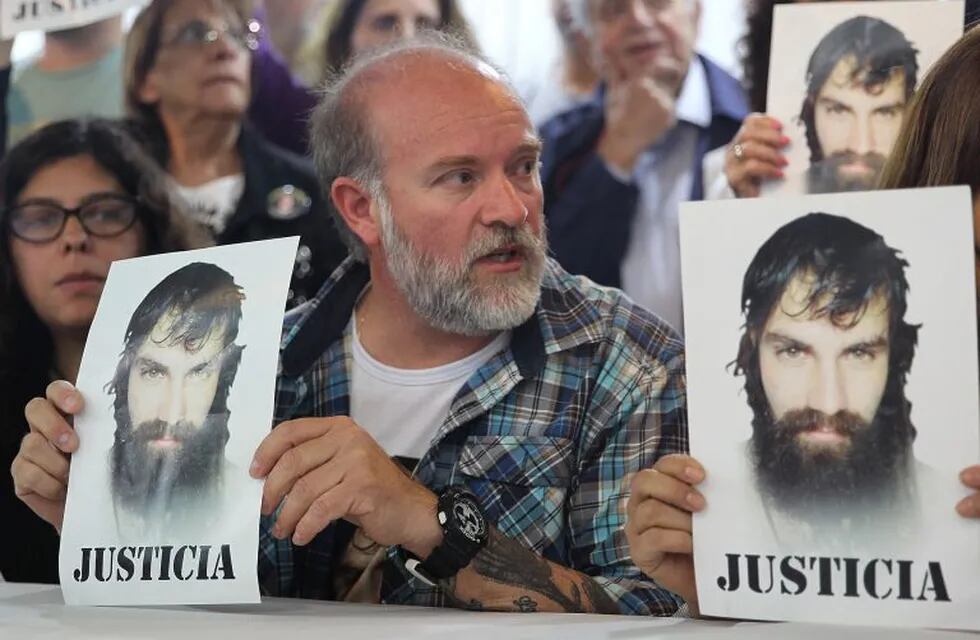 AME5814. BUENOS AIRES (ARGENTINA), 26/11/2018.-El hermano de Santiago Maldonado, Sergio Maldonado, participa durante una comparecencia de prensa ofrecida hoy en Buenos Aires (Argentina). La familia del activista argentino Santiago Maldonado, cuyo cadáver fue hallado en un río en octubre de 2017 tras 78 días desaparecido, denunció que la decisión de cerrar la causa es un \