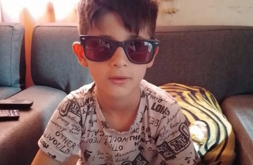 Luciano López tiene ocho años y padece de una afección conocida como "ojo de gato".