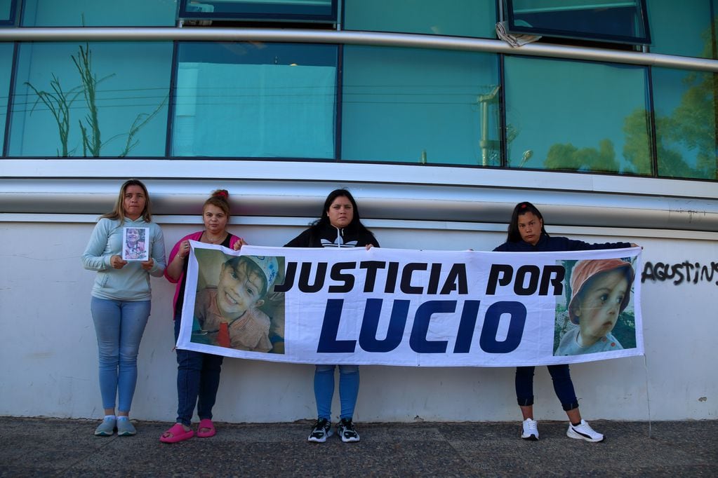 Varios santarroseños protestando afuera de los Tribunales de la ciudad y pidiendo justicia por Lucio Dupuy.