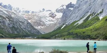 Laguna Esmeralda. A 20 km de Ushuaia, este lugar es ideal para los amantes del trekking. Es un destino en sí mismo, entre bosques y glaciares. (Martín Gunter/Infuetur)