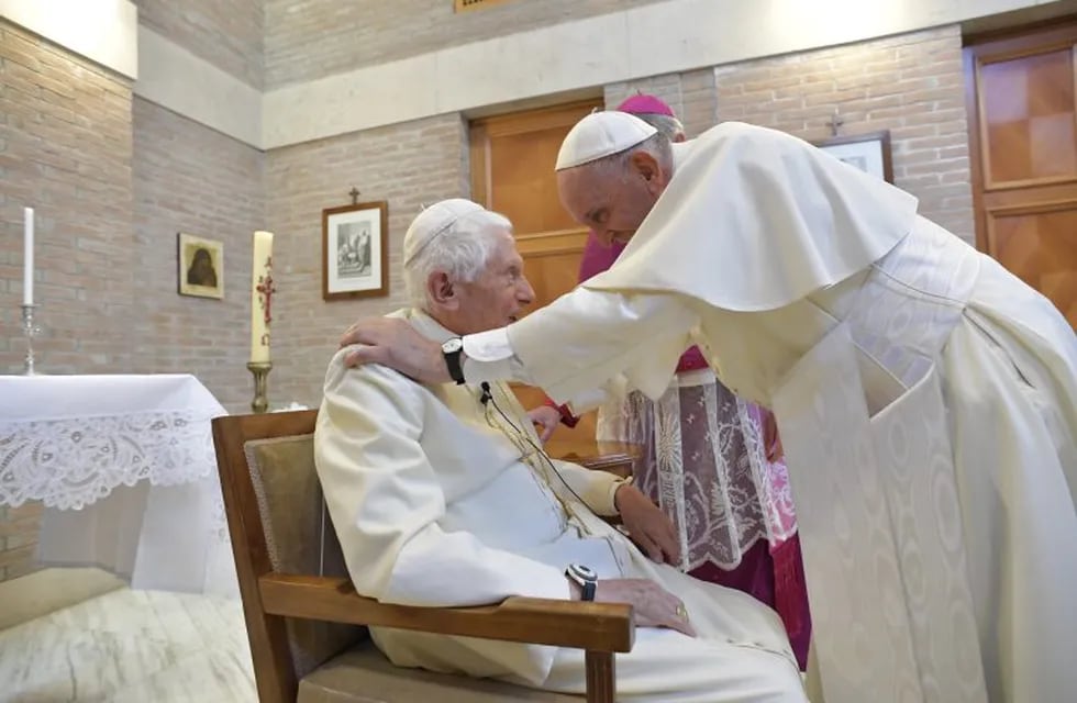 El Papa Francisco saluda a su antecedor Benedicto XVI (AFP)