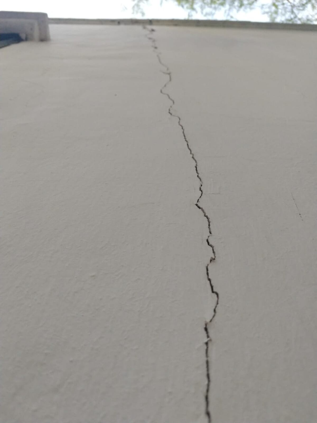 Una de las grietas atraviesa la pared hasta el techo/ Tiempo de San Juan