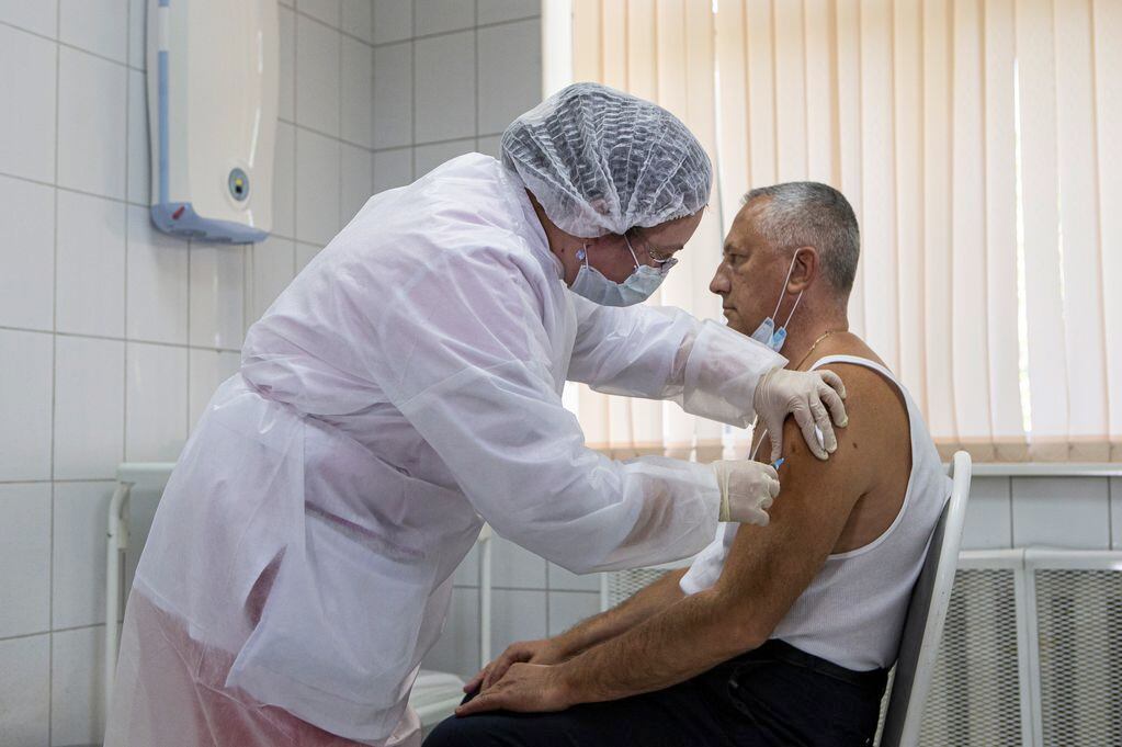 Un trabajador médico ruso administra una inyección de la vacuna experimental contra el coronavirus Sputnik V de Rusia en Moscú, Rusia. (AP)