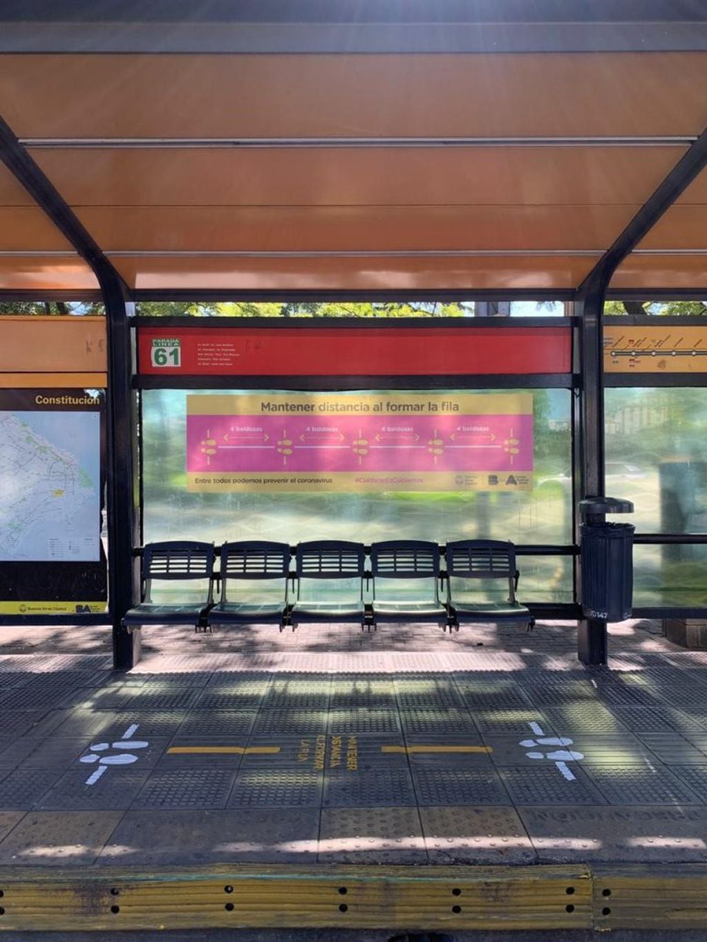 La Ciudad intervino lugares de espera de transporte público para promover el distanciamiento social (BuenosAiresCiudad)