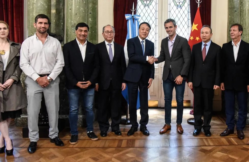 El diputado Manuel Quintar (segundo desde la izquierda) integró el grupo de legisladores que acompañó a Martín Menem en la reunión con delegación parlamentaria china.