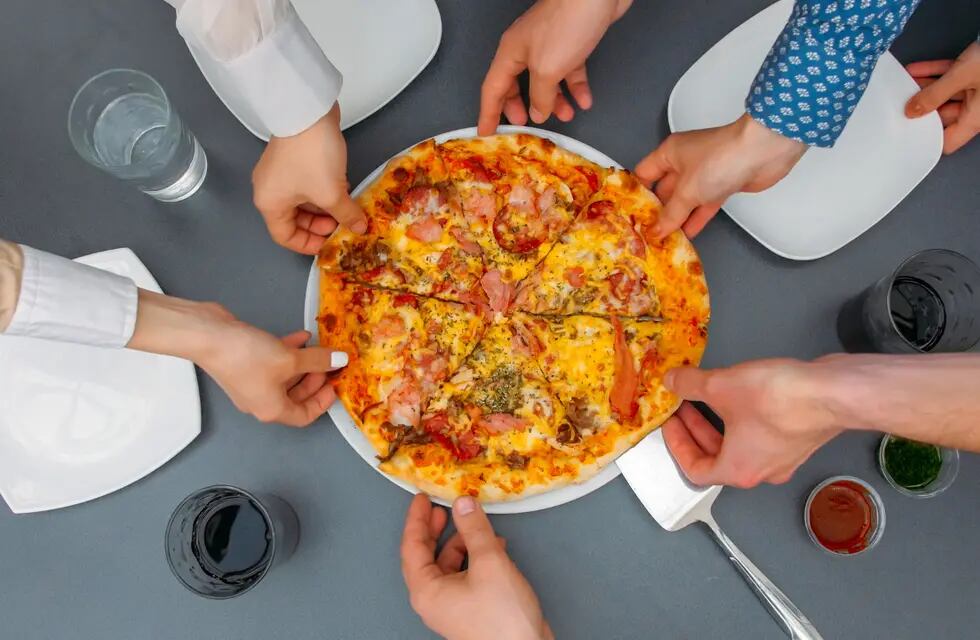 Día Mundial de la Pizza: descubrí las mejores pizzerías con descuentos en CABA para deleitarse con amigos.