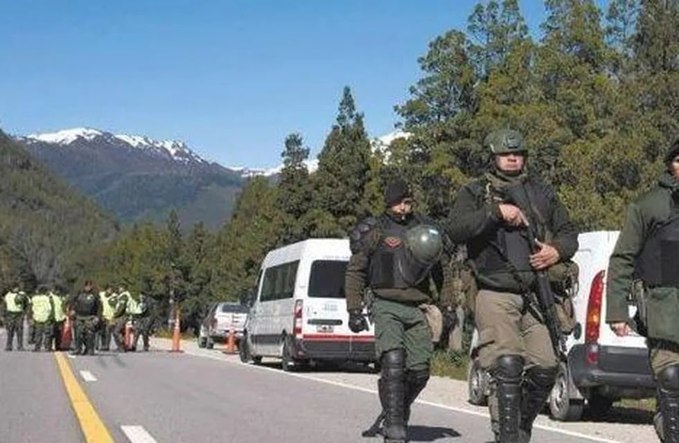Según Infobae, una soldado mapuche estaría herida de bala y refugiada en la montaña.