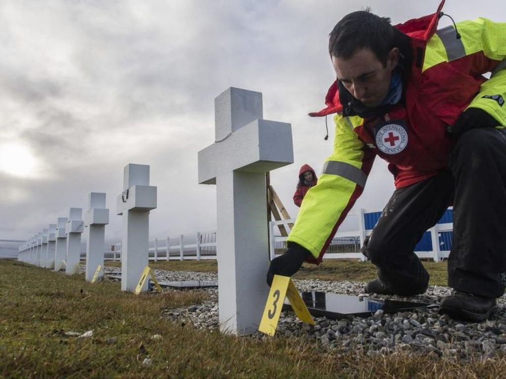 Exhumaciones en el cementerio argentino de Darwin, Islas Malvinas, durante 2017 (Cruz Roja Internacional).