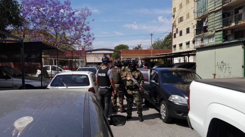 La policía hizo varios allanamientos en la ciudad de Santa Fe y también en Fray Luis Beltrán.