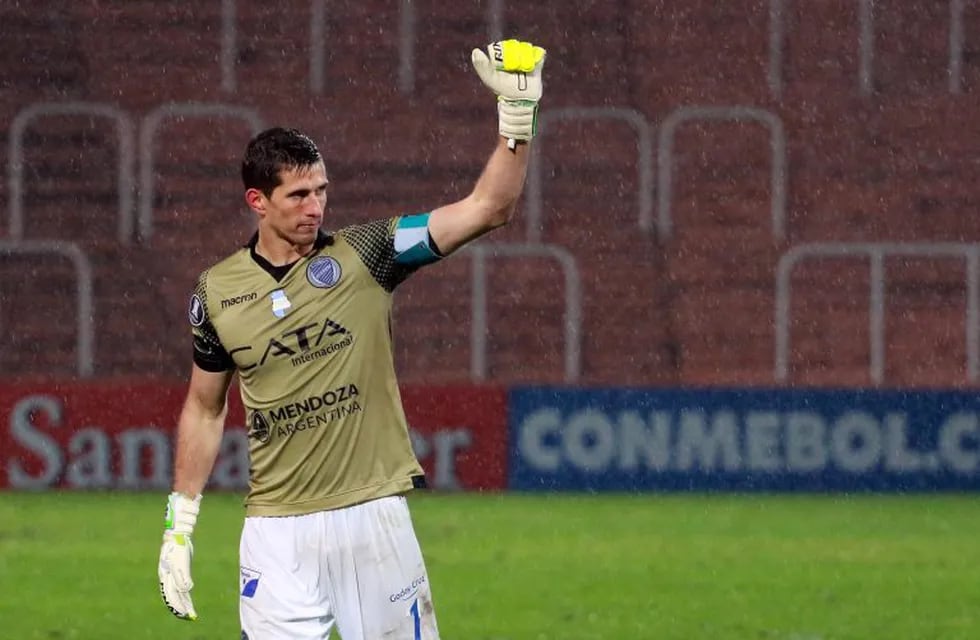 CDA021. MENDOZA (ARGENTINA), 04/07/2017.- El arquero de Godoy Cruz Rodrigo Rey se despide de la hinchada al jugar su u00faltimo partido con el equipo hoy, martes 4 de julio de 2017, en un juego de la Copa Libertadores entre Godoy Cruz de Argentina y Gremio de Brasil en el Estadio Malvinas Argentinas de Mendoza (Argentina). EFE/PACHY REYNOSO