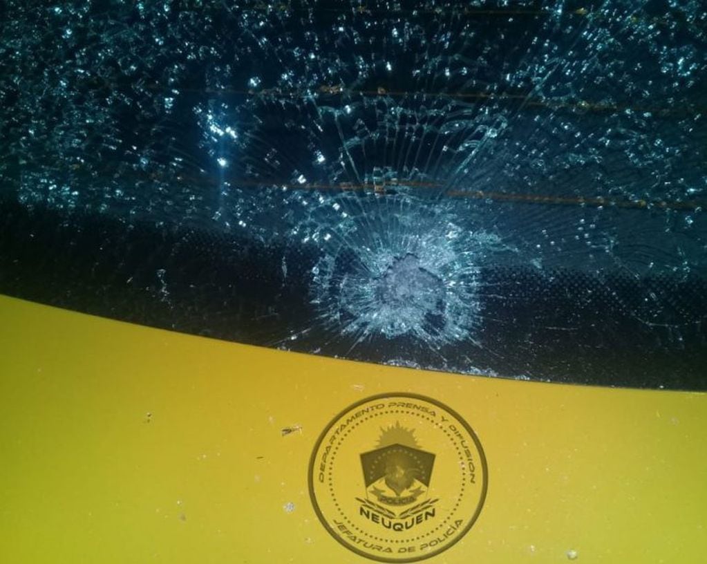 El taxi dañado por los disparos (Policía de Neuquén).