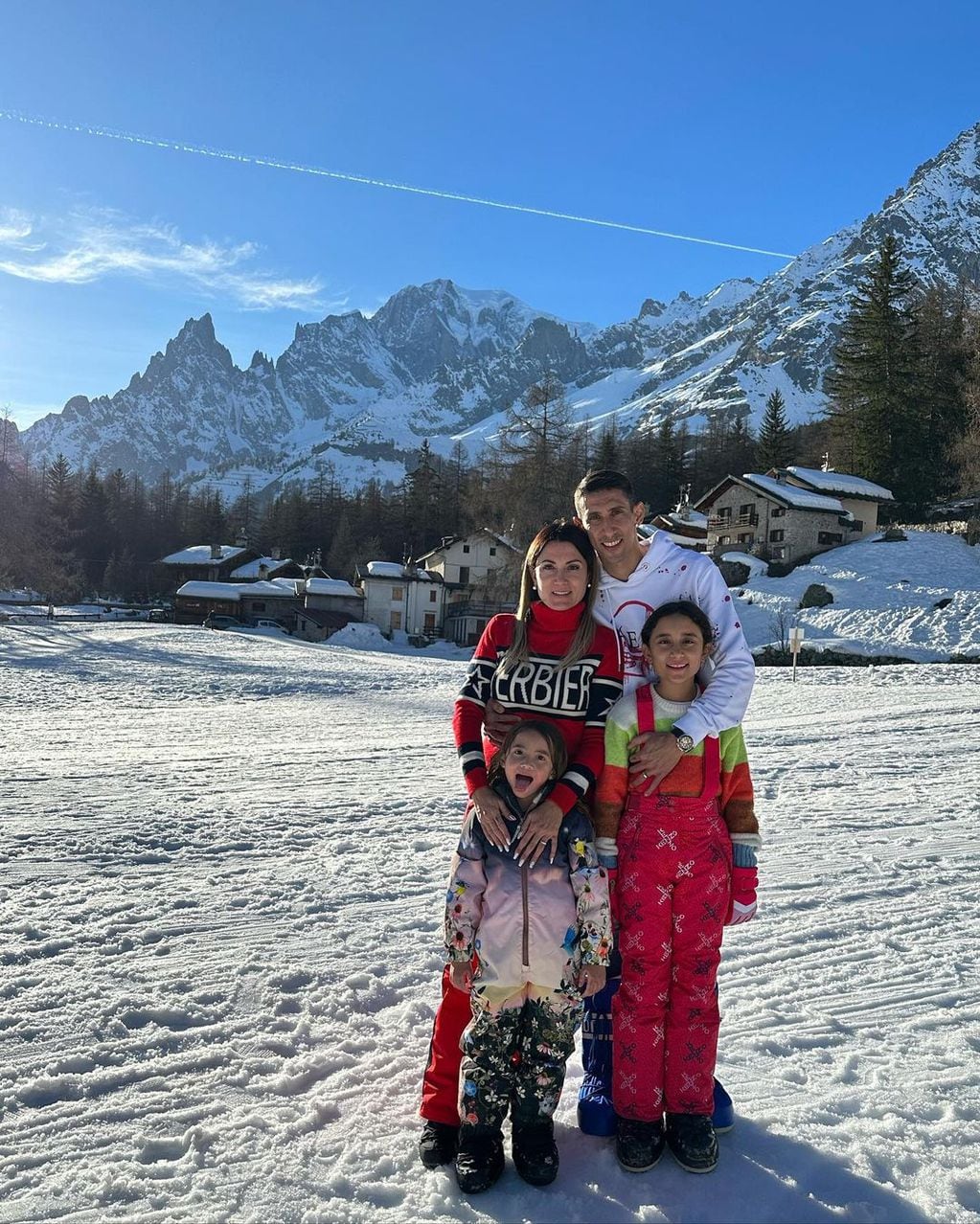 El rosarino aprovechó su día libre para divertirse en la nieve con su familia.