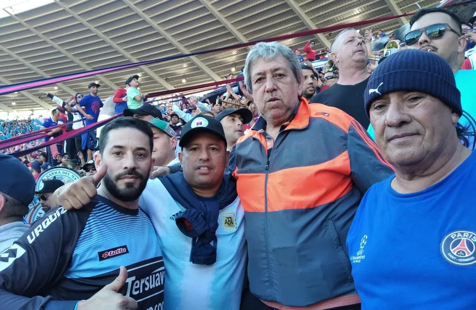 El "Loco Tito", barra de Belgrano, en la tribuna de Tigre ante Boca. (Twitter).